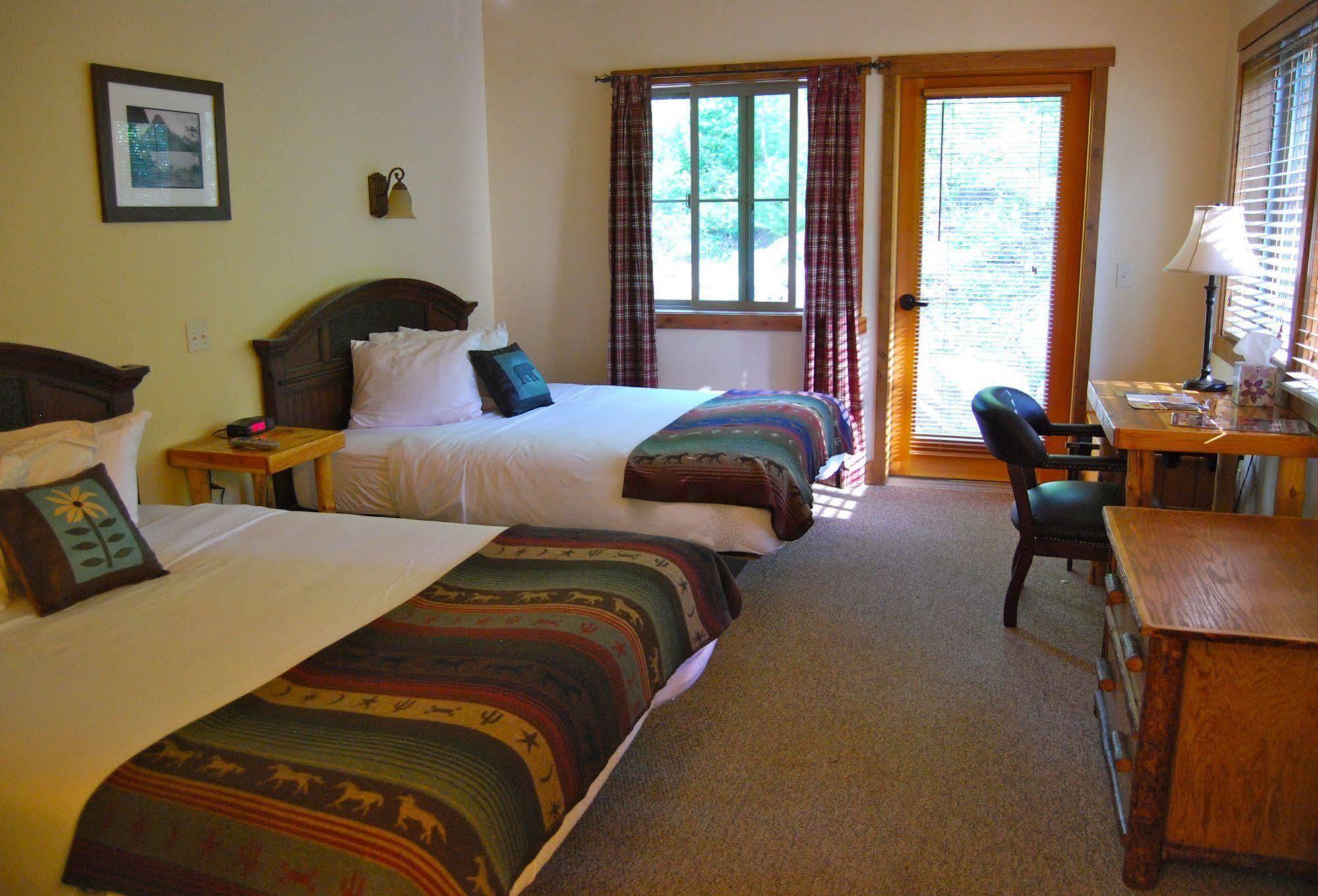 ווסט גליישר Glacier Guides Lodge מראה חיצוני תמונה